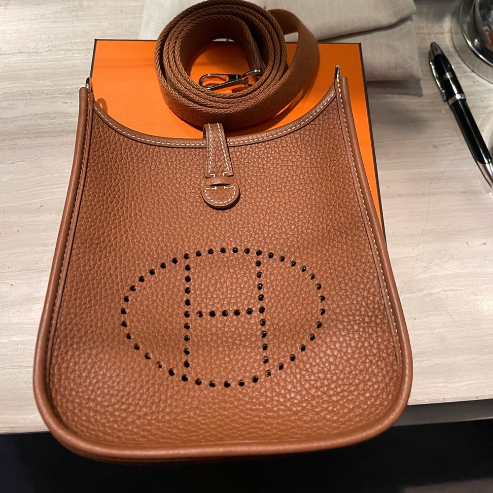 HERMES MINI SAC EVELYNE 16 AMAZONE
GOLD/GOLD
TAURILLON CLEMENCE LAITON PALL